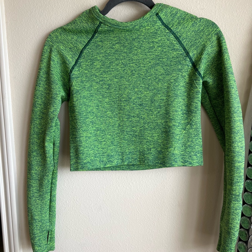 Fabletics medium crop top workout top. Never worn